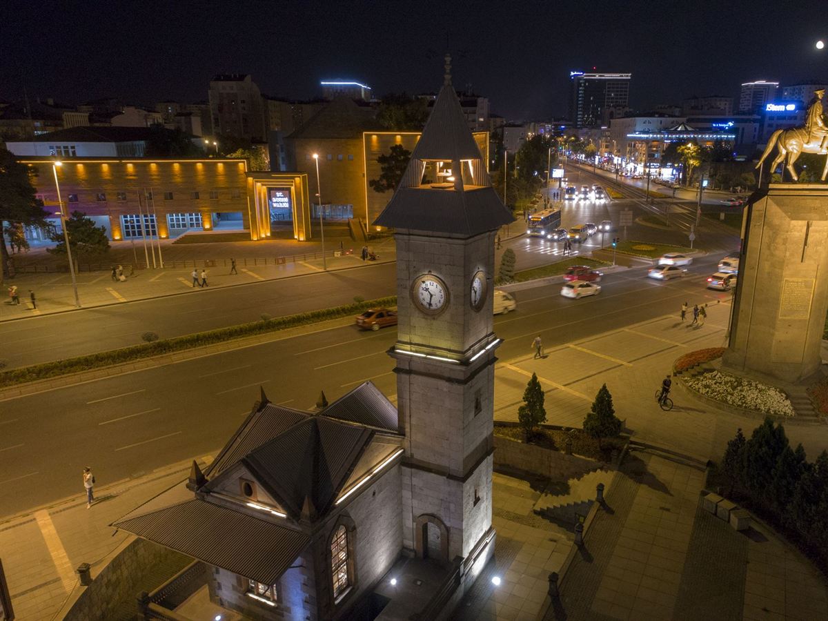 Gece ışıklandırılmış Kayseri Saat Kulesi ve Cumhuriyet Meydanı